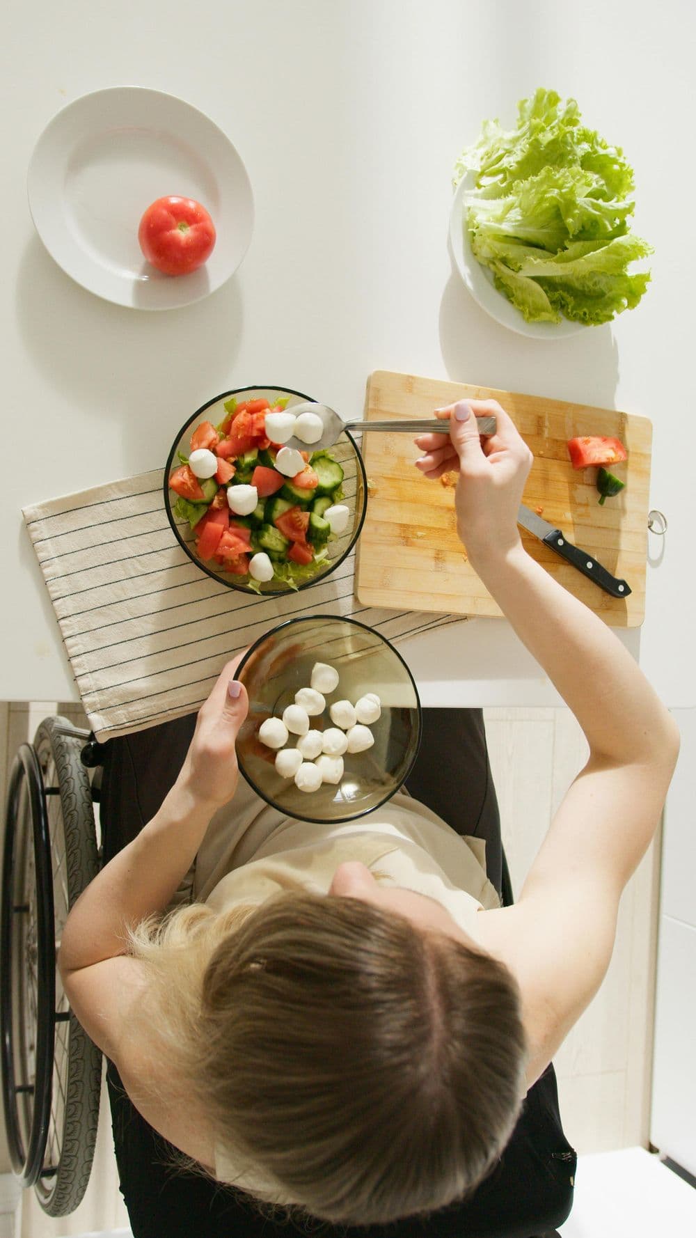 Patient préparant une salade de légumes chez lui