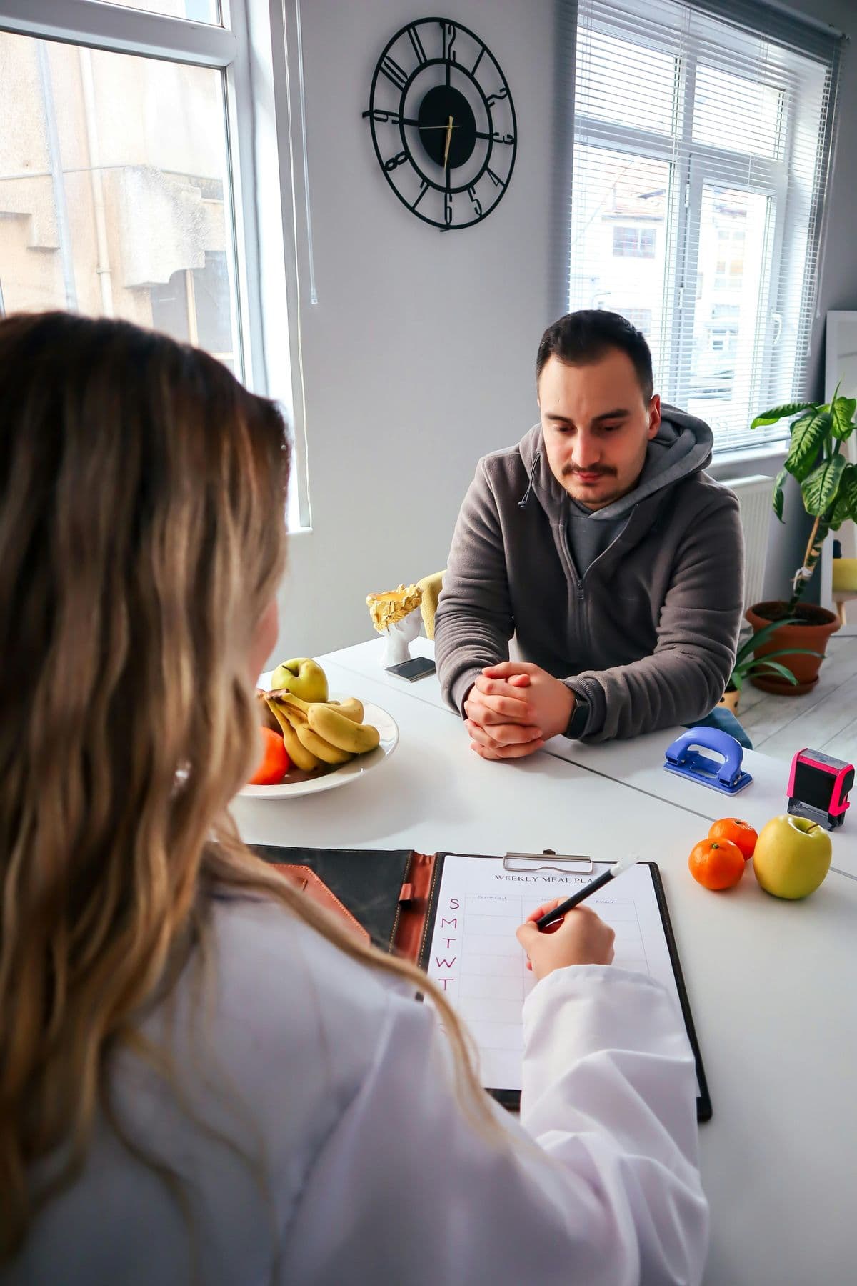 Diététicienne en consultation avec un patient dans son cabinet