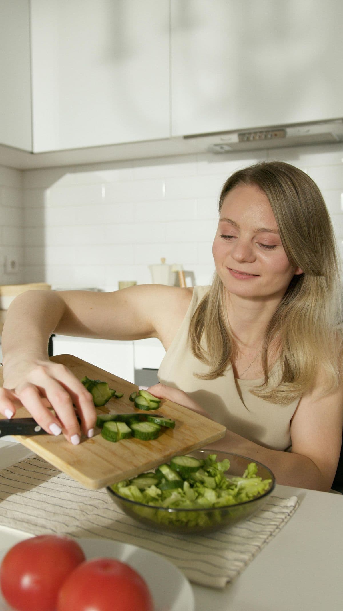 Une patiente prépare un repas équilibré dans sa cuisine