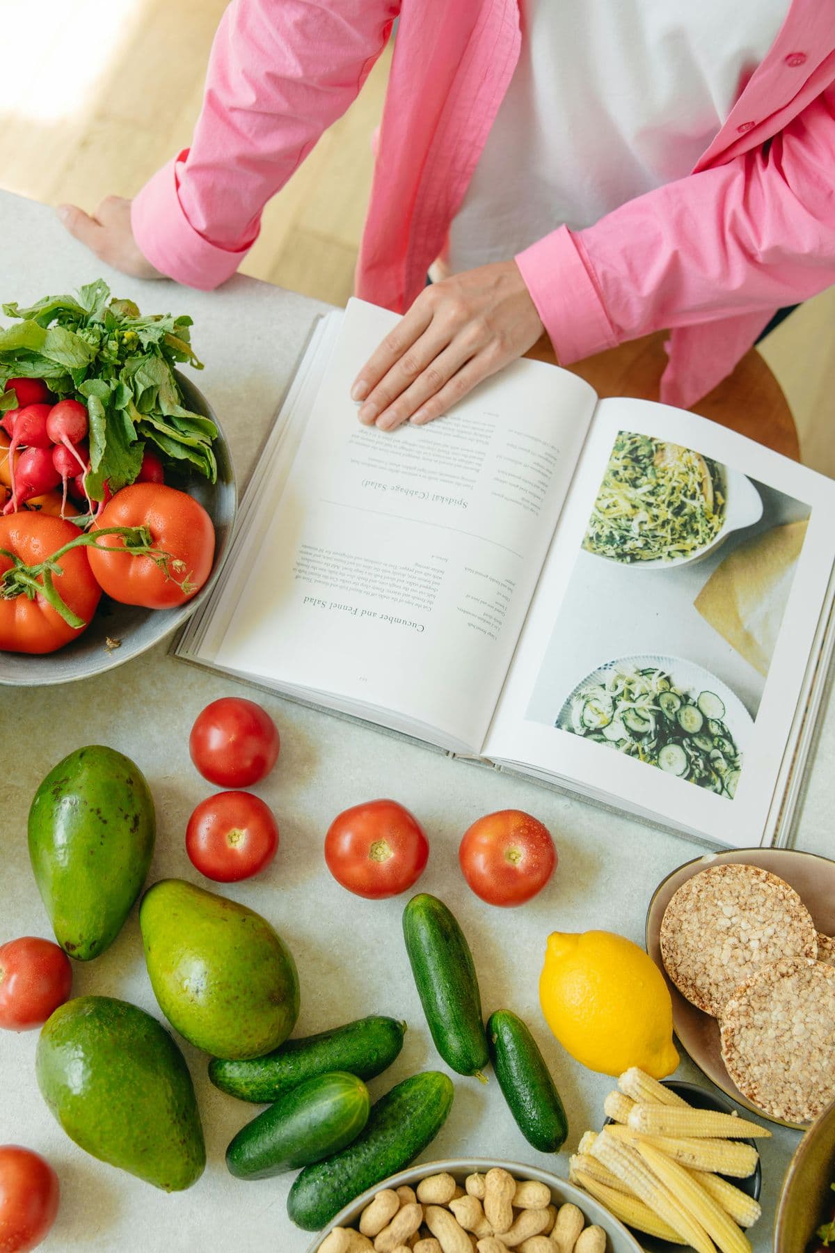 Livre de recettes ouvert entouré de légumes frais